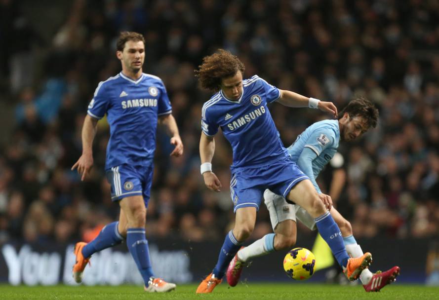 Uno dei tanti duelli della gara: qui David Silva in lotta con il difensore del Chelsea David Luiz. Ap